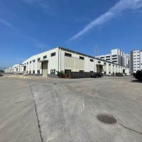 桥头镇原房东独栋钢构4500方现阁楼办公室 ​厂滴水10带牛角，空地超大方便进出车辆 ​周边不靠近居民，适合做任何行业。