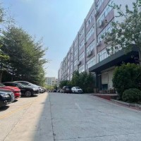 深圳市宝安石岩工业园红本独院厂房1-5楼每层2500平米 ，总面积12500平方米，一楼层高6米，楼上层高4.5米，厂房有消防喷淋，2部3吨货梯，园区配套有宿舍、公寓、饭堂，门口有公交站台。